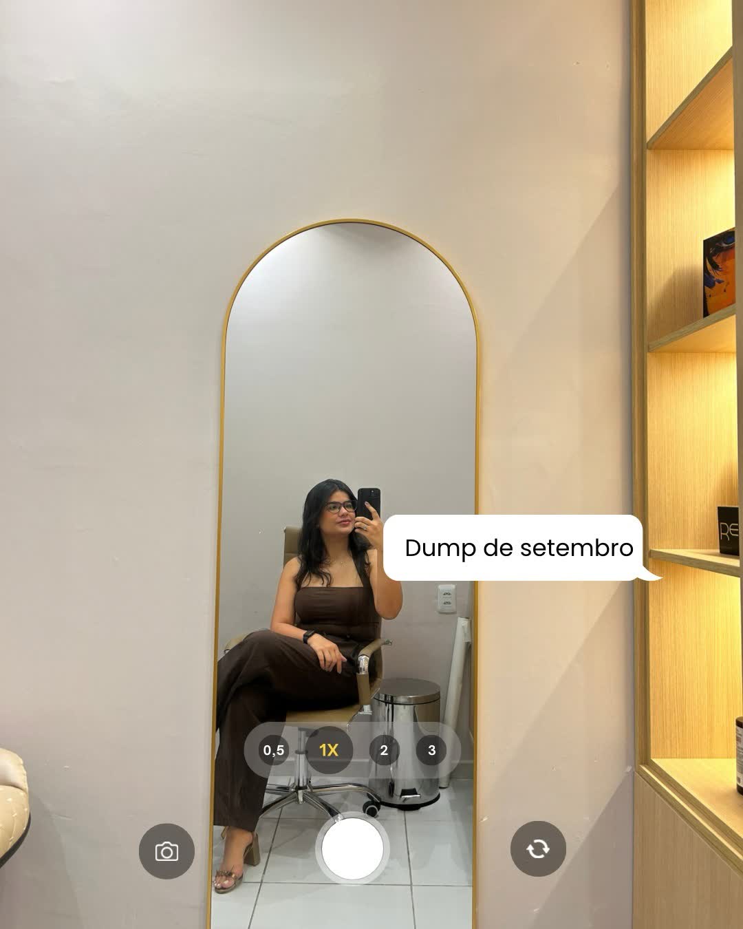 Dra. Marina Ricini no espelho do consultório